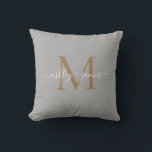Elegante Gouden Monogram Schrift Namen Trouw Grijs Kussen<br><div class="desc">Chique kussen met monogram en namen in witte elegante handgeschreven kalligrafie en moderne gouden typografie op een grijze achtergrond. Voeg eenvoudig uw namen en monogram toe. Exclusief ontworpen voor u door Happy Dolphin Studio. Als u hulp nodig heeft of bijpassende producten, neem dan contact met ons op via happydolphinstudio@outlook.com. Wij...</div>