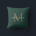 Elegante Gouden Monogram Schrift Namen Trouw Groen Kussen<br><div class="desc">Chique kussen met monogram en jullie namen in witte elegante handgeschreven kalligrafie en gouden moderne typografie op een donkergroene achtergrond. Voeg eenvoudig jullie namen en monogram toe. Exclusief ontworpen voor jullie door Happy Dolphin Studio. Als jullie hulp nodig hebben of bijpassende producten, neem dan contact met ons op via happydolphinstudio@outlook.com....</div>