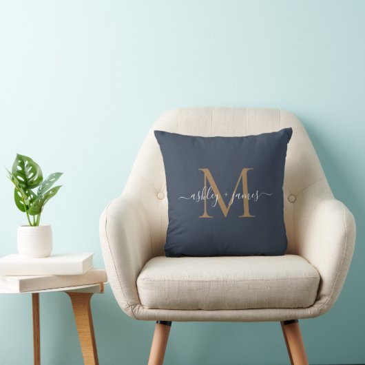 Elegante gouden monogram schrift namen trouwblauw kussen (Stoel)
