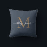Elegante Gouden Monogram Script Namen Trouwblauw Kussen<br><div class="desc">Chique kussen met monogram en jullie namen in ivoor elegante handgeschreven kalligrafie en gouden moderne typografie op een donkerblauwe achtergrond. Voeg eenvoudig jullie namen en monogram toe. Exclusief voor jullie ontworpen door Happy Dolphin Studio. Als jullie hulp nodig hebben of bijpassende producten, neem dan contact met ons op via happydolphinstudio@outlook.com....</div>