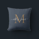 Elegante Gouden Monogram Script Namen Trouwblauw Kussen<br><div class="desc">Chique kussen met monogram en jullie namen in ivoor elegante handgeschreven kalligrafie en gouden moderne typografie op een donkerblauwe achtergrond. Voeg eenvoudig jullie namen en monogram toe. Exclusief voor jullie ontworpen door Happy Dolphin Studio. Als jullie hulp nodig hebben of bijpassende producten, neem dan contact met ons op via happydolphinstudio@outlook.com....</div>
