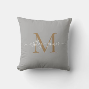 Elegante Gouden Monogram Script Namen Trouwgrijs Kussen