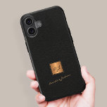 Elegante gouden monogrammatische scriptnaam zwart  iPhone 16 hoesje<br><div class="desc">Uitzonderlijk uitziende luxe monogrammed iPhone-draagtas met een faux gouden vierkant boven een stijlvol zwart leder dat er uitziet (PRINTED,  NOT REAL LEATHER TEXTURE).           Personaliseer het met uw witte naam van de manuscripthandtekening en monogram naaminitialen.</div>