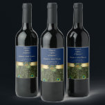 Elegante Gouden Navy Blauwe Pauwveren Bruiloft Wijn Etiket<br><div class="desc">Elegant ontwerp met pauwveren en marineblauwe achtergrond,  gescheiden door een gouden ornament met een pauwlint voor een speciale bruiloft of een ander evenement. Personaliseer met uw eigen informatie. Overeenkomende items: in mijn Pauw Blauw Collectie.</div>