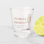 Elegante gouden parels en Prosecco Vrijgezellenfee Shot Glas<br><div class="desc">Geniet van elegantie met onze Elegant Gold Pearls en Prosecco Vrijgezellenfeest Shot Glass. Dit prachtige borrelglas straalt verfijning uit, met glinsterende gouden accenten en delicate parels die perfect aansluiten op de feestelijke sfeer van uw vrijgezellenfeest. Snip op je favoriete likeur of toast met een shot prosecco in stijl, terwijl je...</div>
