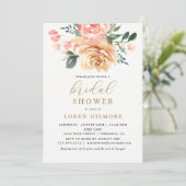 Elegante gouden perzik bloemige bruidsdouche kaart (Staand voorkant)