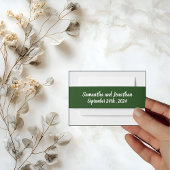 Elegante gouden schriftlijst op groen uitnodigingen wikkel