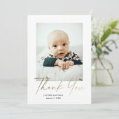 Elegante Gouden Script Babyfoto Bedankkaart (Staand voorkant)