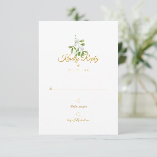 Elegante Gouden Script Mistletoe Winter Bruiloft R RSVP Kaartje (Staand voorkant)