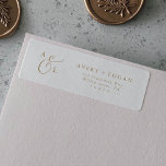 Elegante gouden script monogram retouradres sticke etiket<br><div class="desc">Deze elegante monogram retouradreslabels met gouden schrift zijn perfect voor een eenvoudige bruiloft. Het minimalistische gouden en witte ontwerp bevat fancy romantische typografie met een moderne glamour stijl. Aanpasbaar in elke kleur. Houd het ontwerp minimaal en klassiek, zoals het is, of personaliseer het door uw eigen afbeeldingen en kunstwerken toe...</div>