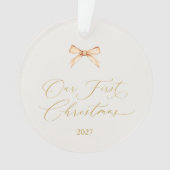 Elegante gouden script “Ons eerste kerstfeest” Ornament (voorkant)