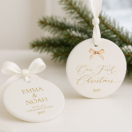 Elegante gouden script “Ons eerste kerstfeest” Ornament