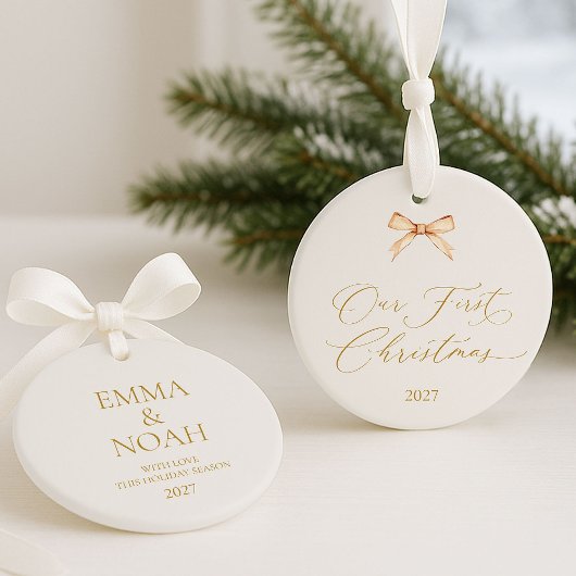 Elegante gouden script “Ons eerste kerstfeest” Ornament