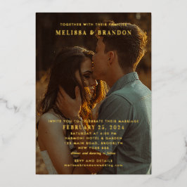 Elegante gouden script overlay foto bruiloft folie uitnodiging
