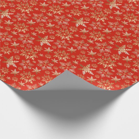Elegante Gouden Sneeuwvlokken Lava Rode Kerst Cadeaupapier (Hoek)