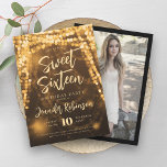 Elegante gouden string lichten foto zoet 16 kaart<br><div class="desc">Elegant Sweet Sixteen Verjaardagsfeestuitnodiging sjabloon w / Gold Sparkle String Lights motief,  aangepaste foto & modern typografie script.</div>