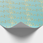 Elegante gouden trouwringen op lichtblauw cadeaupapier (Hoek)