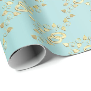 Elegante gouden trouwringen op lichtblauw cadeaupapier