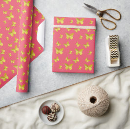 Elegante gouden vlinder in roze cadeaupapier