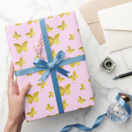 Elegante gouden vlinder in roze cadeaupapier