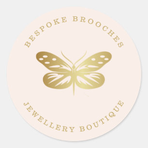 Elegante gouden vlinder op beige ronde sticker