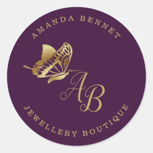 Elegante gouden vlinder op paarse, monogramed ronde sticker