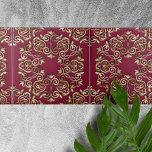 Elegante gouden wervelingen en bochten op bordeaux tegeltje<br><div class="desc">Deze keramische tegel heeft een ingewikkeld design van elegante golden swirls en rondingen die verstrengelen tegen een rijke bordeauxrode achtergrond. Het symmetrische patroon ademt een gevoel van luxe en verfijning uit. De combinatie van de warme bordeauxrode kleur en de gouden details creëer vormen een vorstelijke esthetiek, waardoor deze tegel een...</div>