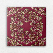 Elegante gouden wervelingen en bochten op bordeaux tegeltje
