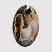 Elegante gouden witte script bruiloft monogram fot ornament (voorkant)