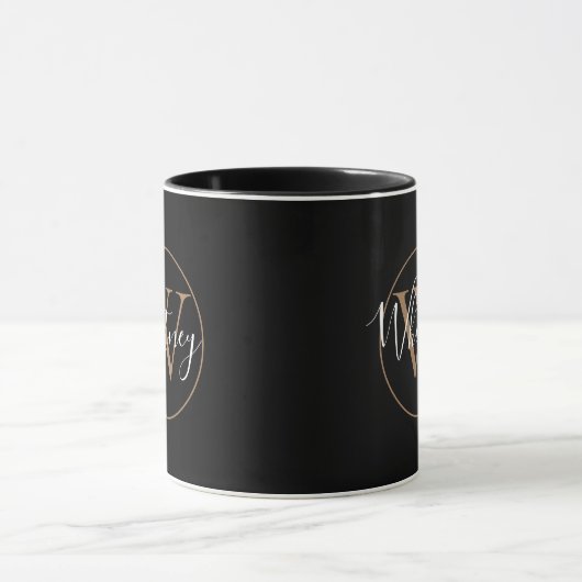 Elegante Gouden Zwarte Script Monogram Naam Mok (Midden)