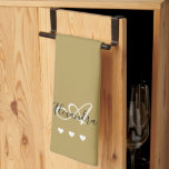 Elegante Gouden Zwarte Script Naam Monogram Theedoek<br><div class="desc">Personaliseer uw mooie gegraveerde gouden keukendoek. De harten hieronder zijn gewijd aan uw geliefden, u kunt ook het aantal harten personaliseren. Kopieer/plak gewoon de harten in het tekstveld; u kunt ze verwijderen als u dat liever hebt. Als u hulp nodig heeft, laat het ons weten, we helpen u graag. ©...</div>
