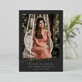 Elegante gouden zwarte scriptoverlay foto afstuder folie uitnodiging (Staand Voorkant)