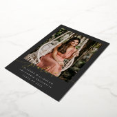 Elegante gouden zwarte scriptoverlay foto afstuder folie uitnodiging (Gedraaid)