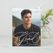 Elegante Grad Script Foto Afstuderen Aankondiging (Staand voorkant)