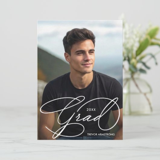 Elegante Grad Script Foto Afstuderen Aankondiging (Staand voorkant)