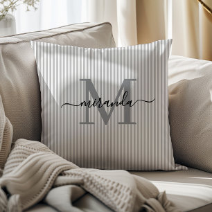 Elegante grijze en witte strepen monogram naam kussen