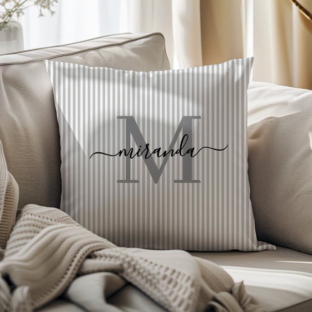 Elegante grijze en witte strepen monogram naam kussen (Creator heeft geüpload)