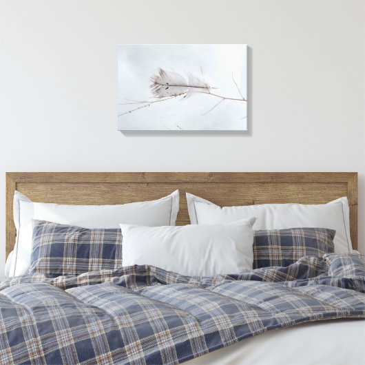 Elegante grijze gevlekte veer op tak canvas afdruk (Insitu (Slaapkamer))