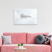 Elegante grijze gevlekte veer op tak canvas afdruk (Insitu (Woonkamer))