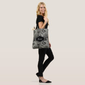 Elegante grijze Paisley Monogrammed Tote Bag (Op model)