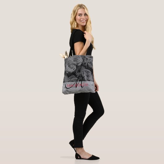 Elegante grijze rozen grijze bloemen grijs bloemig tote bag (Op model)