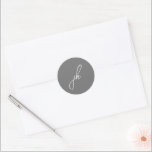 Elegante grijze script monogram bruiloft ronde sticker<br><div class="desc">Elegante bruiloftstickers met een klassiek ontwerp met jouw monogram in een scriptlettertype.</div>