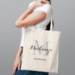 Elegante grijze zwarte aangepaste trouw bruidsmeis tote bag<br><div class="desc">Elegante aangepaste trouwtas met een gepersonaliseerd monogram typografie ontwerp met moderne kalligrafie script naam en serif monogram initiaal in zilver grijs en zwart. Inclusief aangepaste tekst voor een bruidsfeest titel zoals "BRUIDSMEISJE" of andere gewenste tekst.</div>