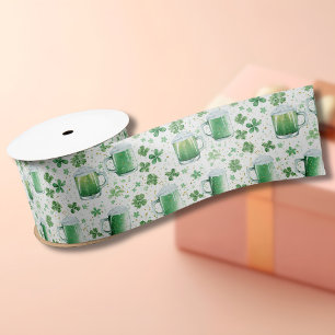 Elegante groene biermokken en witte klavers satijnen lint