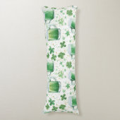 Elegante groene bierpullen en witte klavers lichaamskussen (Voorkant Verticaal)
