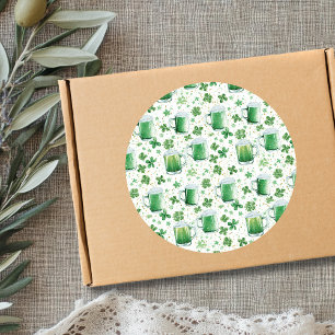 Elegante groene bierpullen en witte klavers ronde sticker