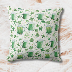 Elegante groene bierpullen en witte klavertjes kussen