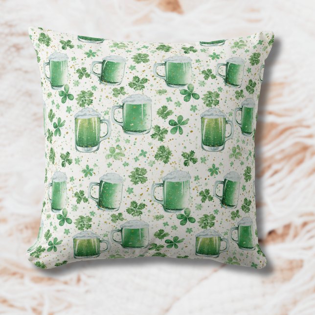 Elegante groene bierpullen en witte klavertjes kussen (Creator heeft geüpload)