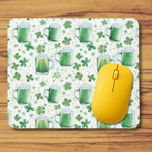 Elegante groene bierpullen en witte klavertjes muismat