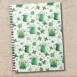 Elegante groene bierpullen en witte klavertjes notitieboek